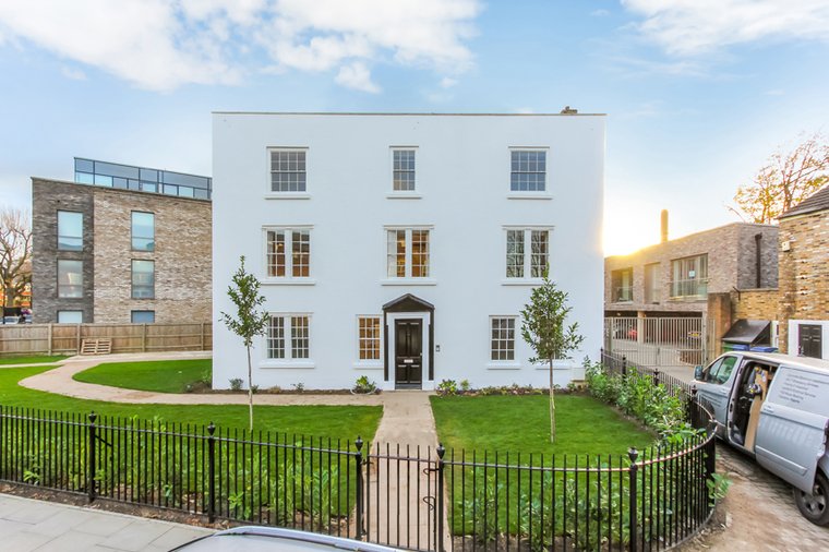 2 Bedroom Apartment for sale in Surrounding London ...